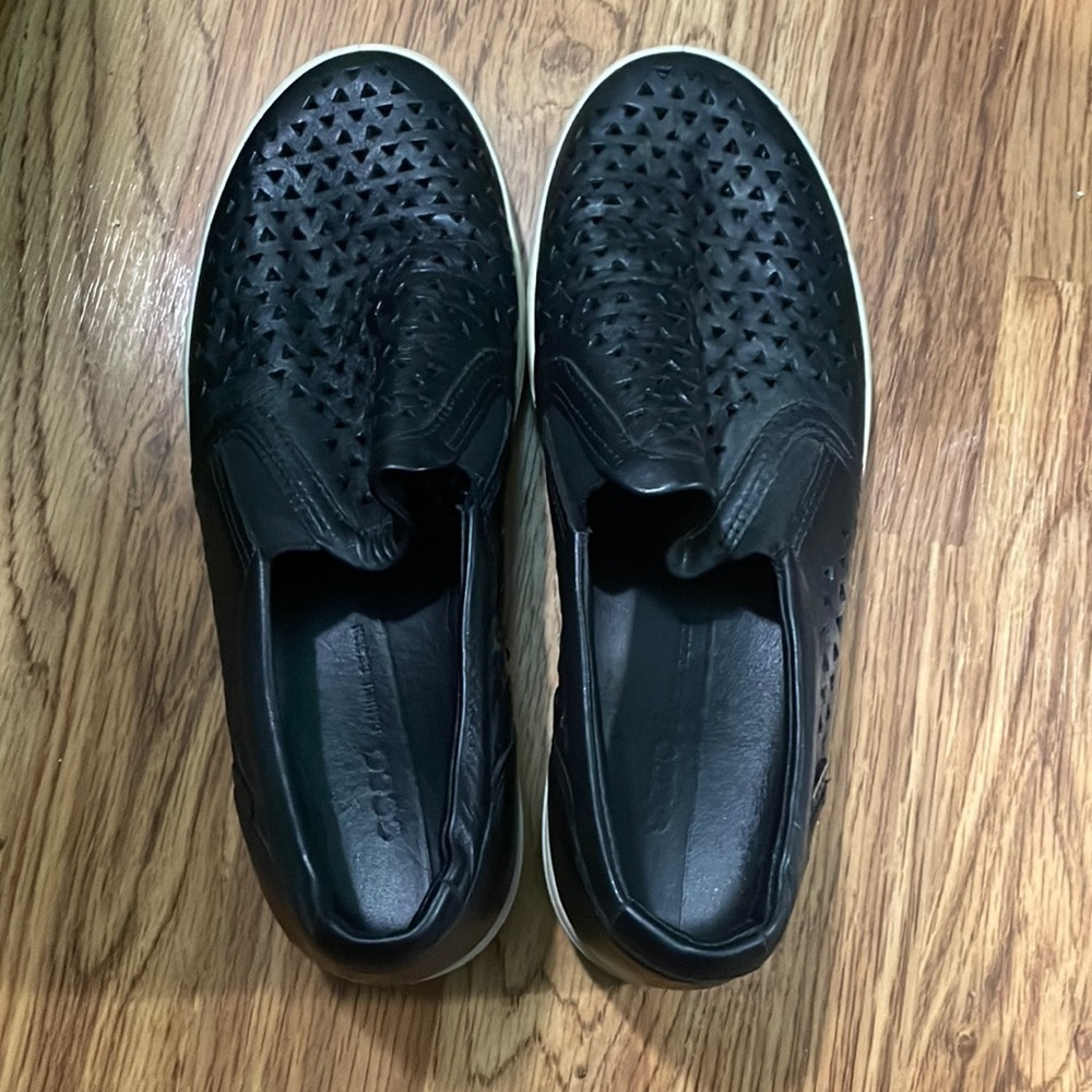 Black Ecco Slip On Women’s Sneaker-Size 9 -EUC